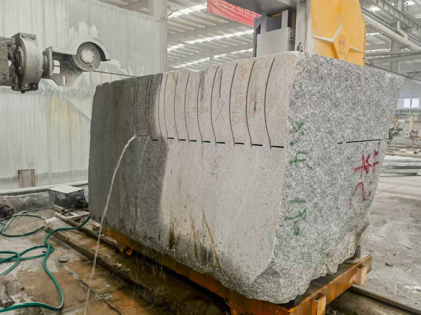 商丘 602，大花芙蓉白，绳锯加工弧形路沿石