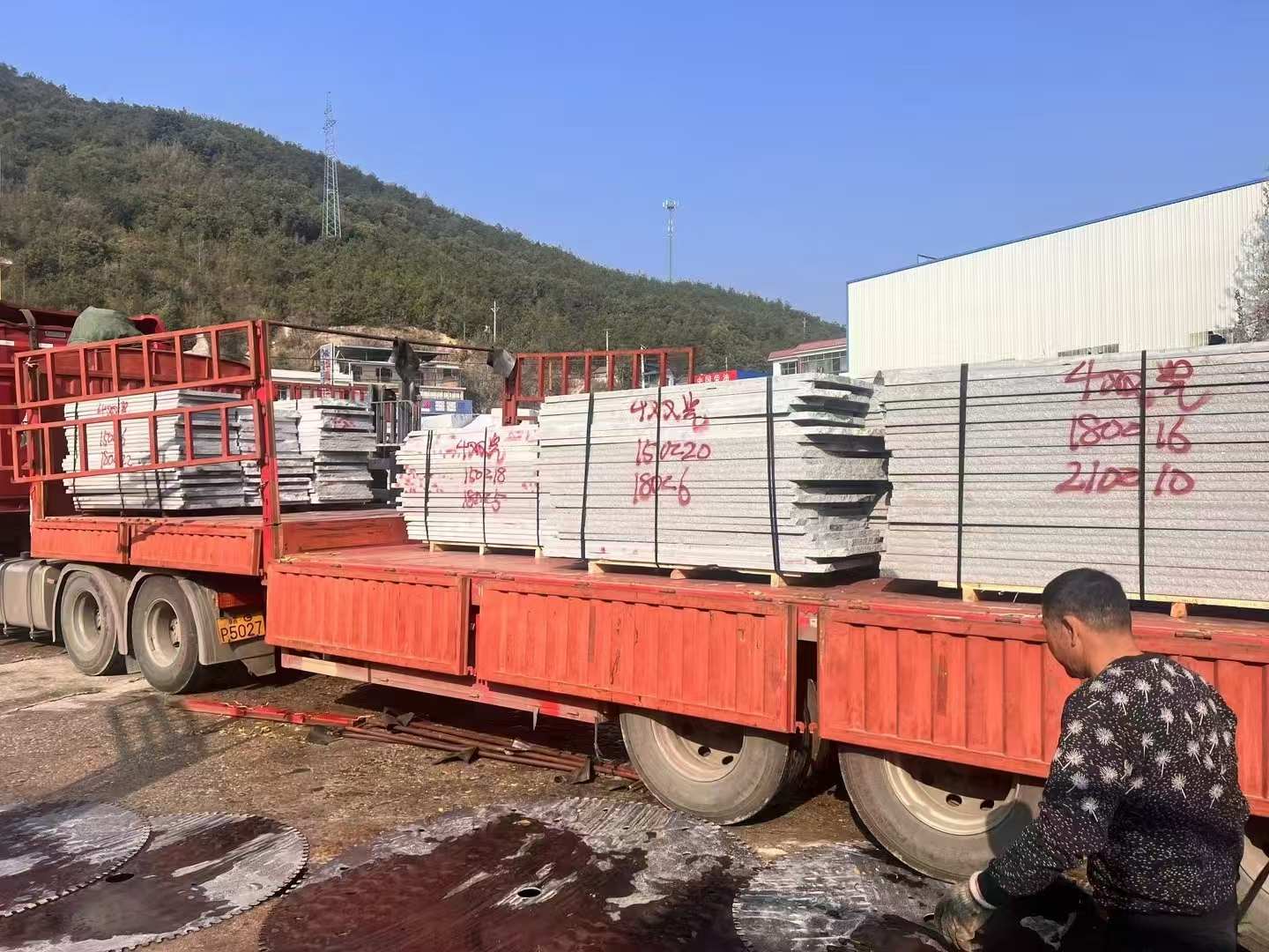 商丘 芝麻灰花岗岩光面毛板出货日常