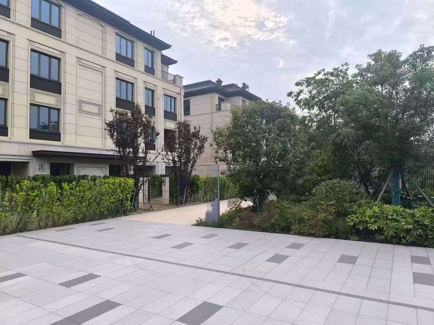 商丘 芝麻白与芝麻白搭配铺装，尺寸1200*600